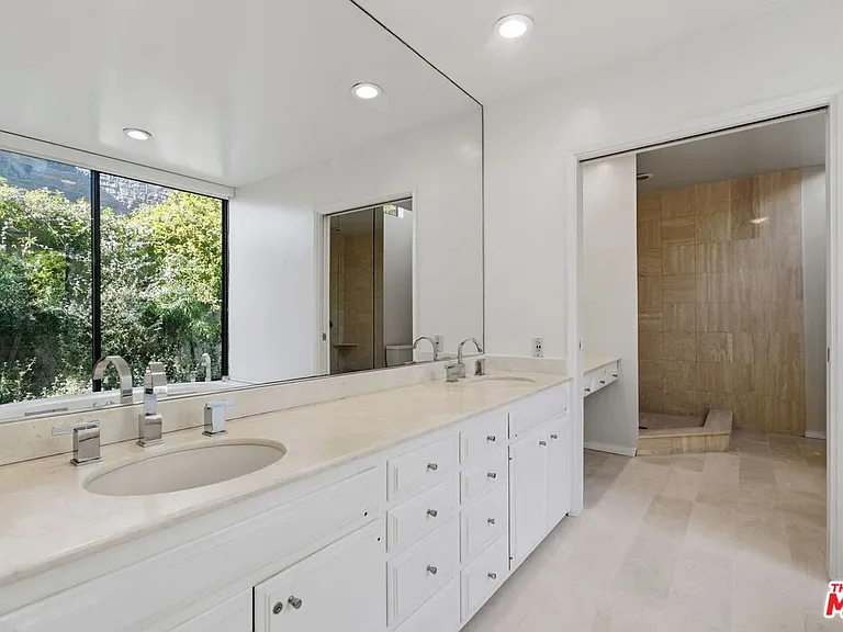 510 Toyopa Dr — Photo 17