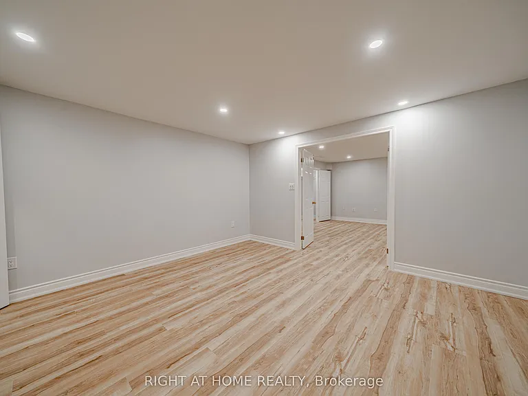 3 Glenayr Rd #LOWER — Photo 34