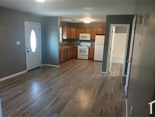 3 bed, 900 sqft, $1,200 — Photo 1