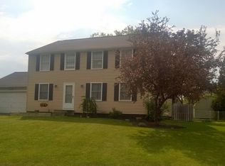 1602 Flaxen Dr, Farmington, NY 14425