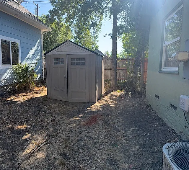 210 Pine St — Photo 13