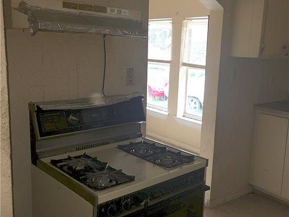 5th image of 1325 E Davis Ave