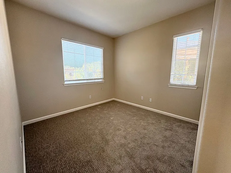 546 Almanor St — Photo 24