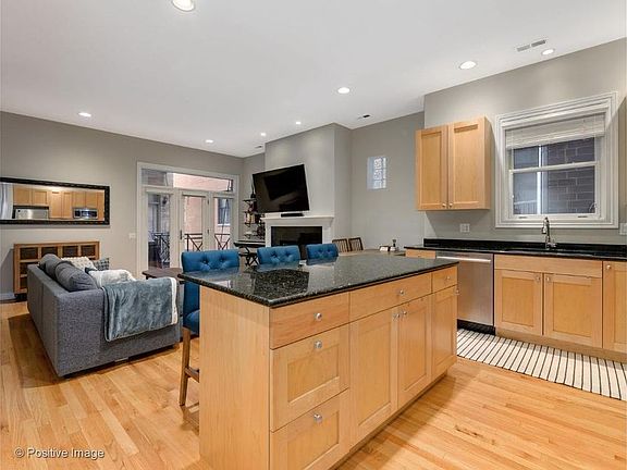 2nd image of 1347 W Washington Blvd APT 3B
