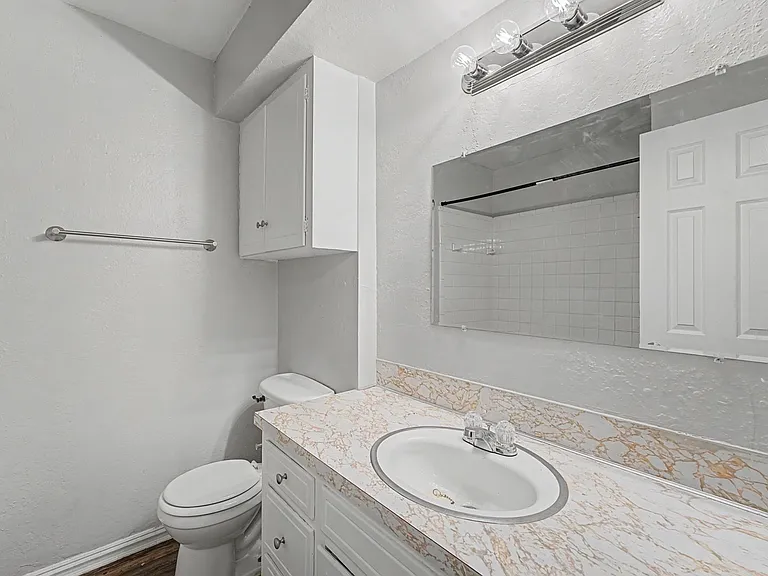 Charl Ann Apartments — Photo 20