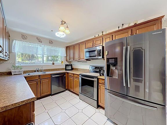 4th image of 4201 NW 73rd Ave