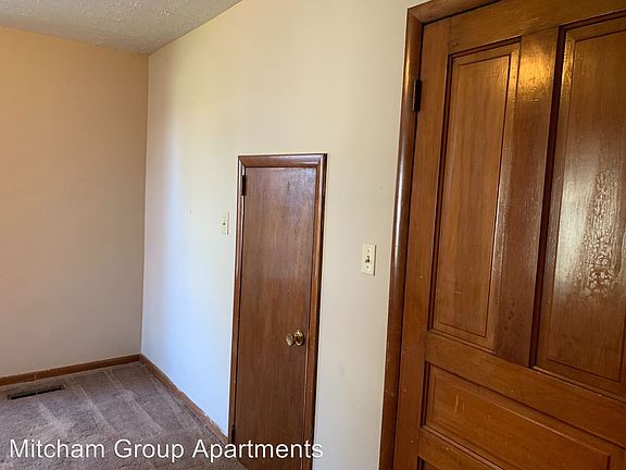 4th image of 405 4th St APT 1