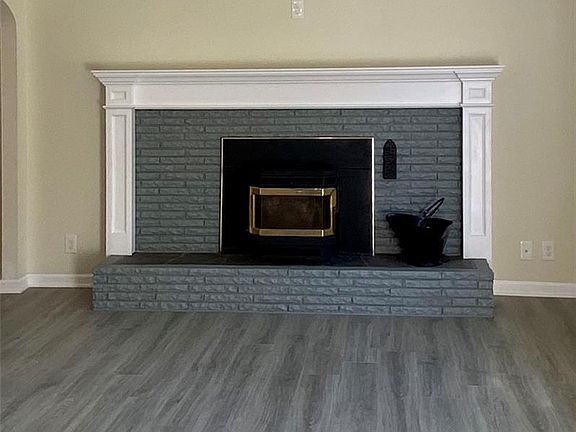 5th image of 17 Eisenhower Dr