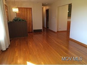 4th image of 275 S Meadow Dr