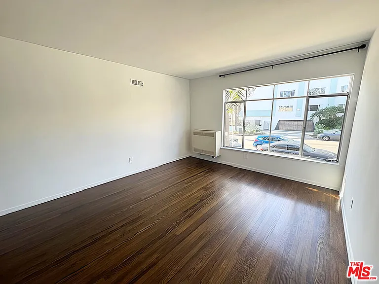 470 S Mariposa Ave — Photo 2