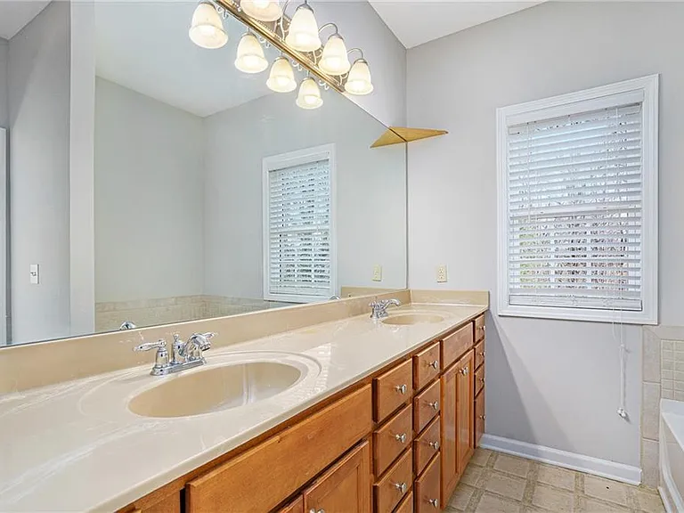 1439 Bluff Valley Cir — Photo 4