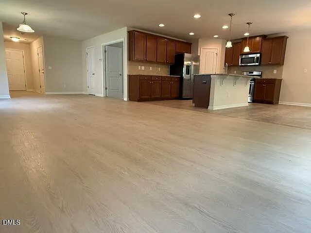 3 bed, 2.5 bath, 2392 sqft, $2,200 — Photo 2
