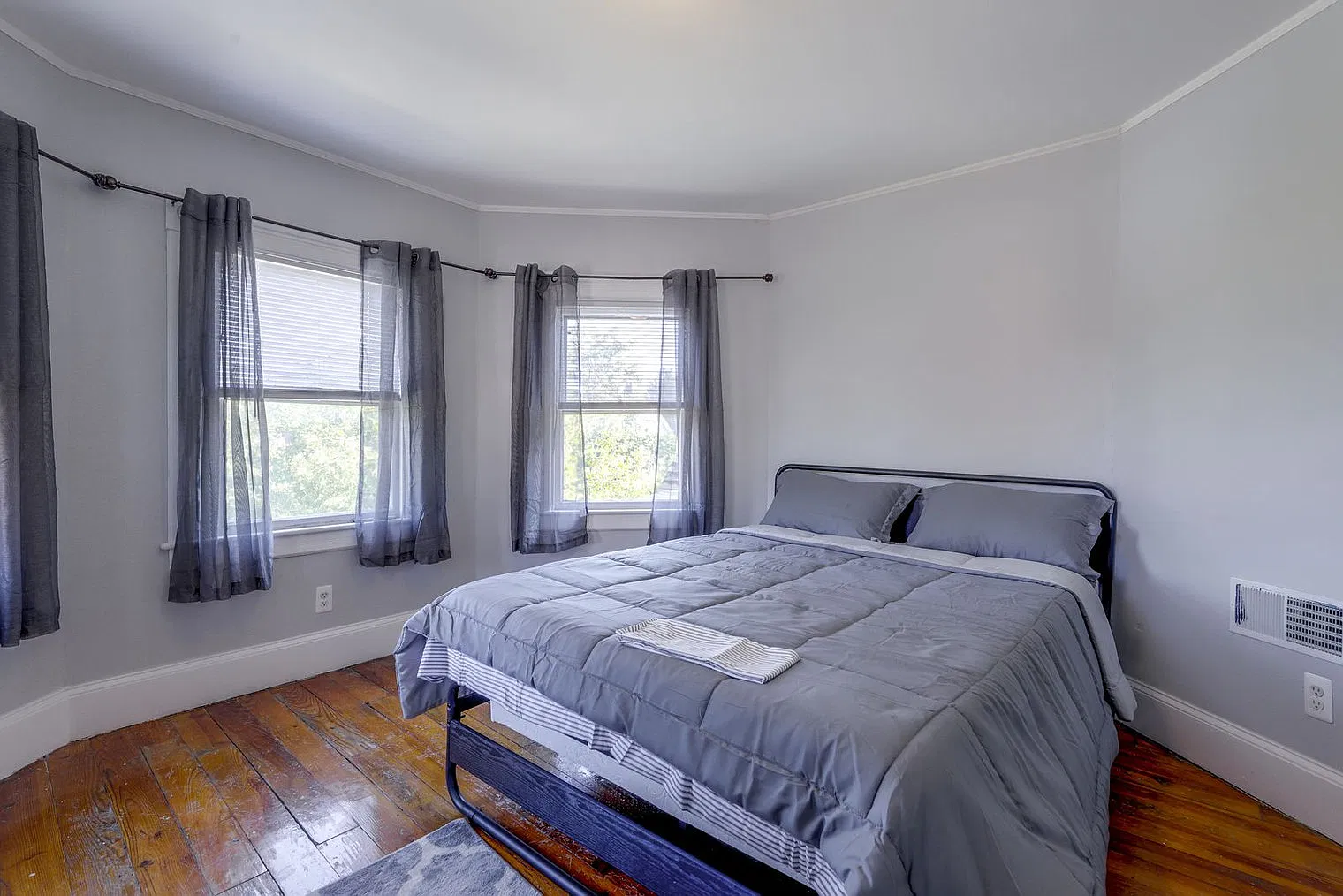 2 bed, 1.0 bath, 893 sqft, $2,264 — Photo 2