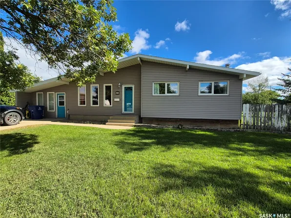 32 Metheral Bay, Weyburn, SK S4H 2M6