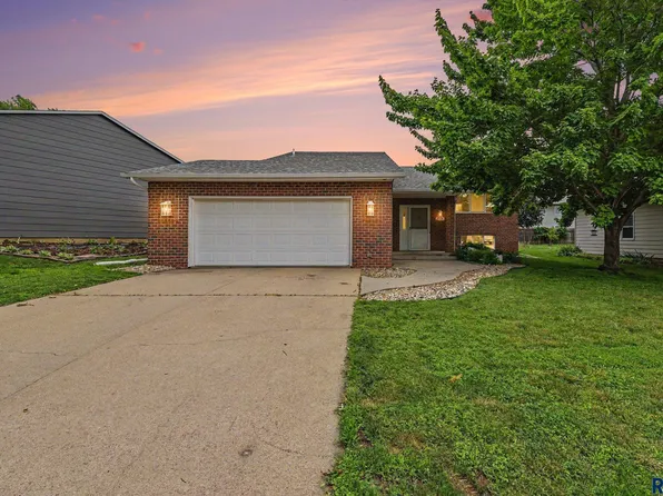 2504 S Groveland Ave, Sioux Falls, SD 57110