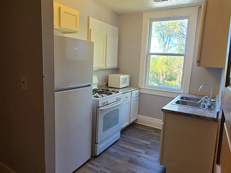 422 W Burr Oak St #2 — Photo 7