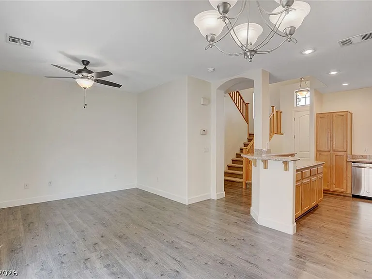 127 Tilbury Ave — Photo 12
