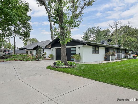 3rd image of 22W111 Hickory Ct
