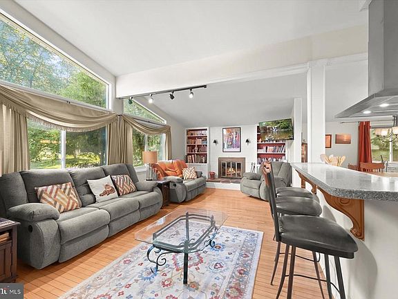 5th image of 9233 Spring Valley Rd