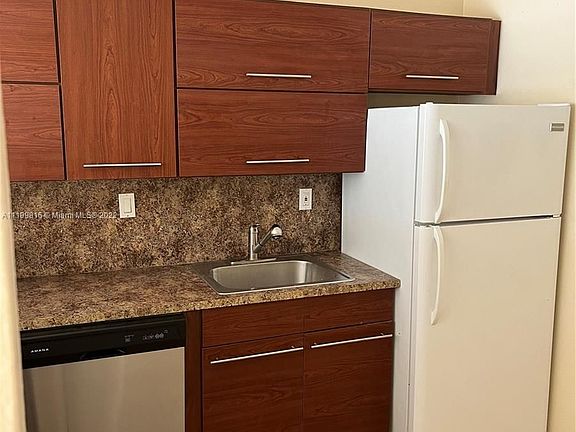 4th image of 12105 NE 11th Pl APT 204