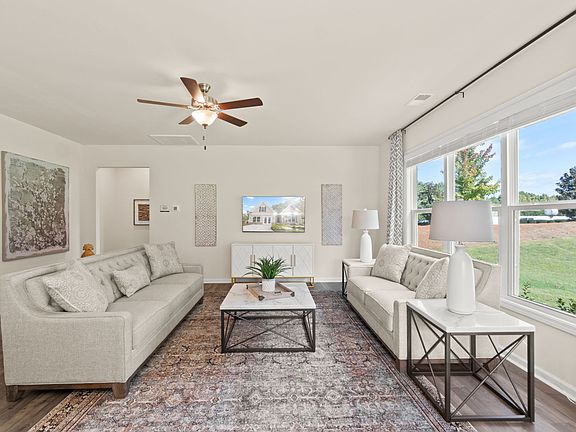 4th image of 202 Autumn Breeze Ln NE