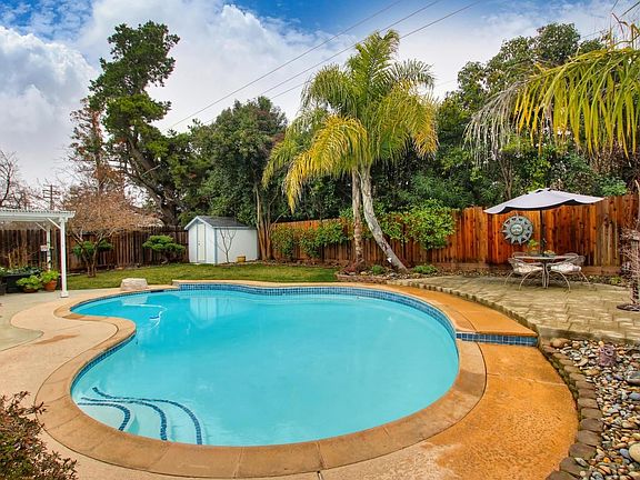 3rd image of 3821 Thornhill Dr