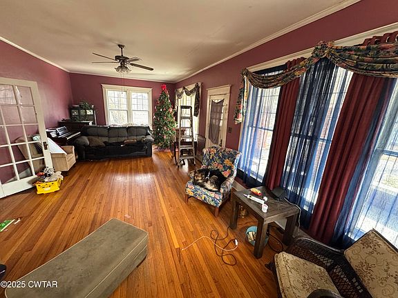 3rd image of 218 Oak St