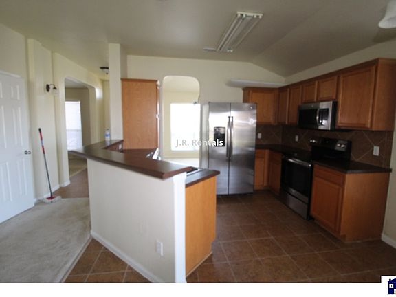 3rd image of 207 Crowfoot Dr