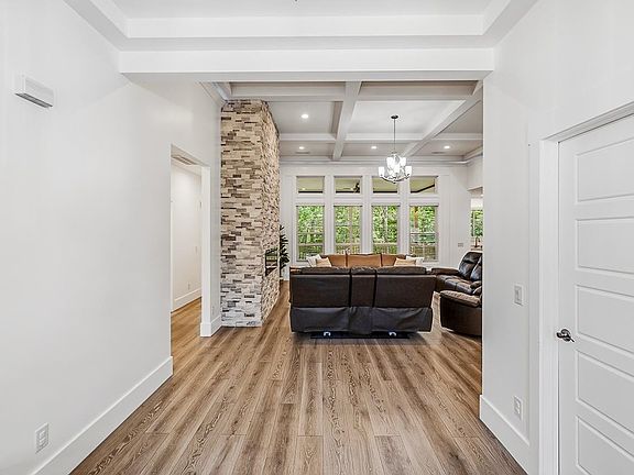 3rd image of 425 Crossvine Way
