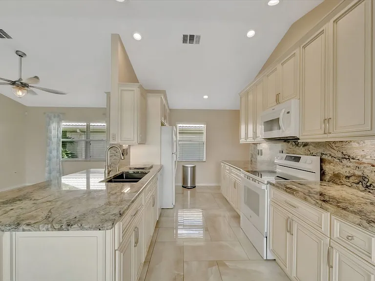 1016 Harbor Town Dr — Photo 14
