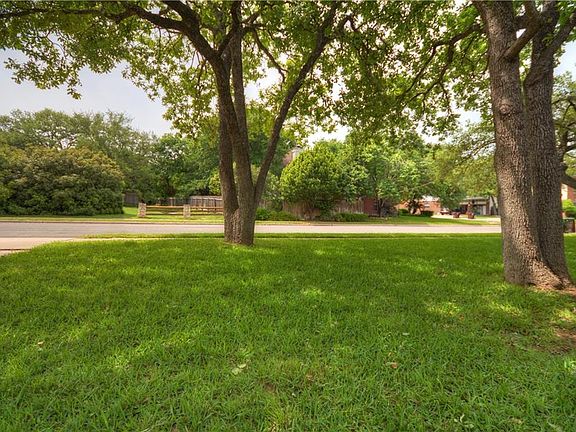 4th image of 603 Oak Park Dr