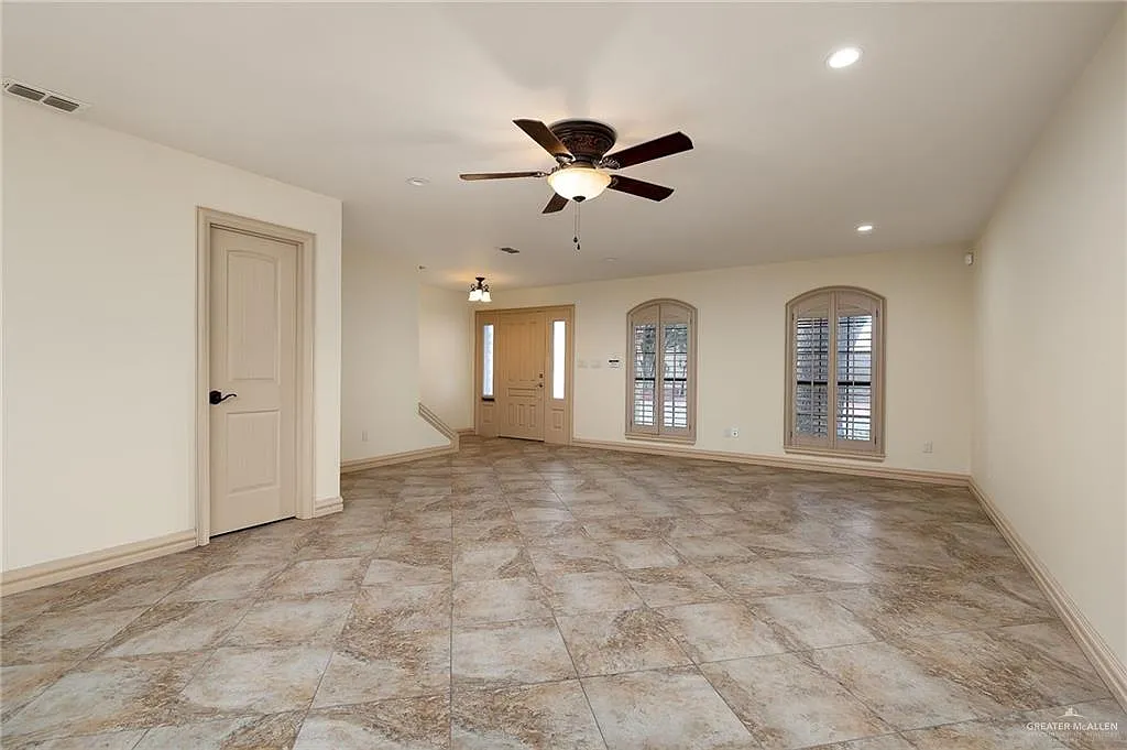 4 bed, 3.0 bath, 2349 sqft, $2,300 — Photo 2