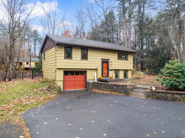 102 Easy Street, Farmingdale, ME 04344