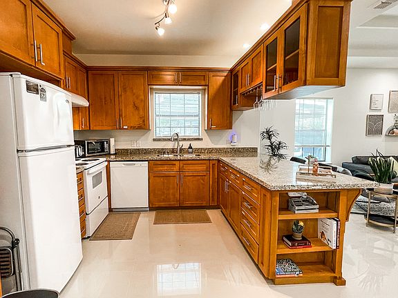 4th image of 6701 N 7th Ct APT B