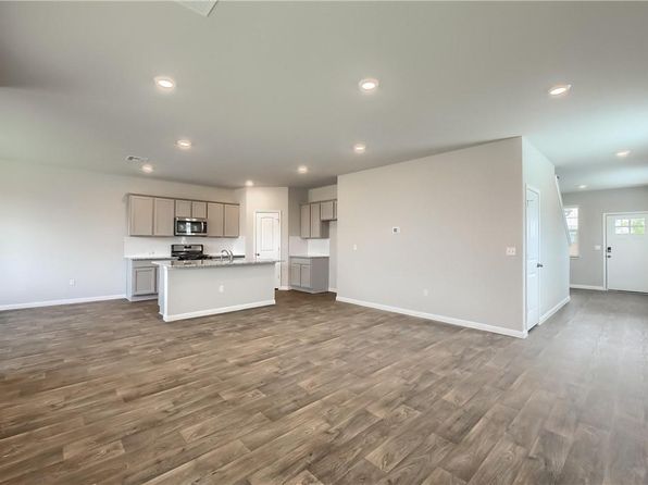 212 Strand Ln