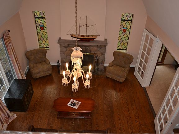 5th image of 125 Hoodridge Dr