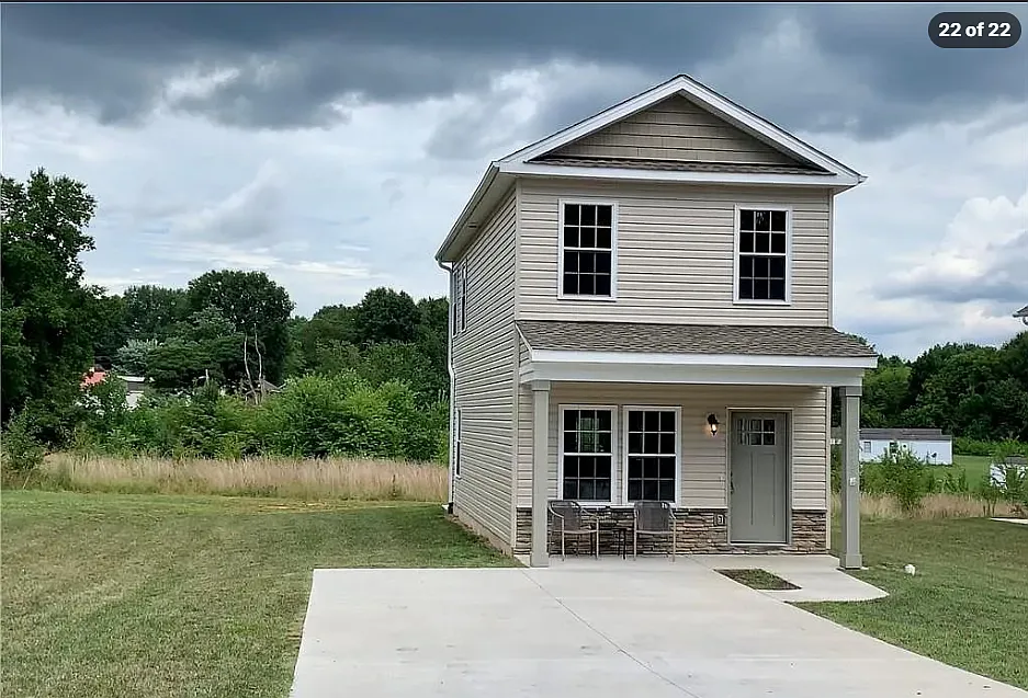 3 bed, 1.5 bath, 1056 sqft, $1,565 — Photo 1