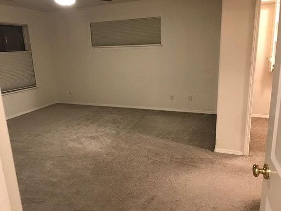 Master Bedroom w/Walk-in Closet