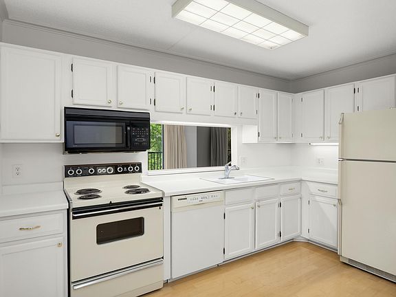 3rd image of 10521 Cedar Lake Rd APT 519