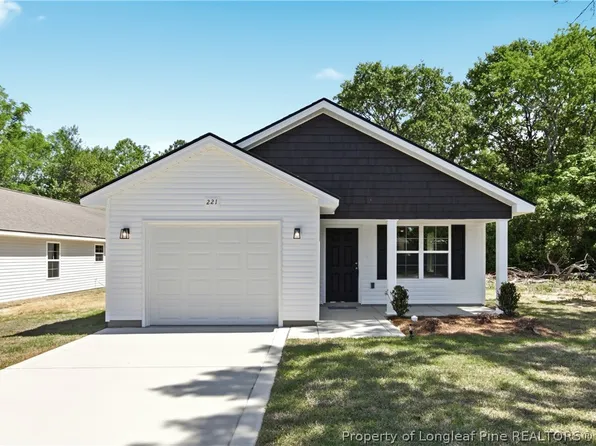 221 S 5th St, Spring Lake, NC 28390