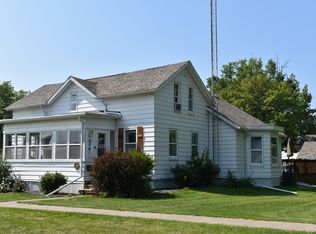 197 W 3rd St, El Paso, IL 61738