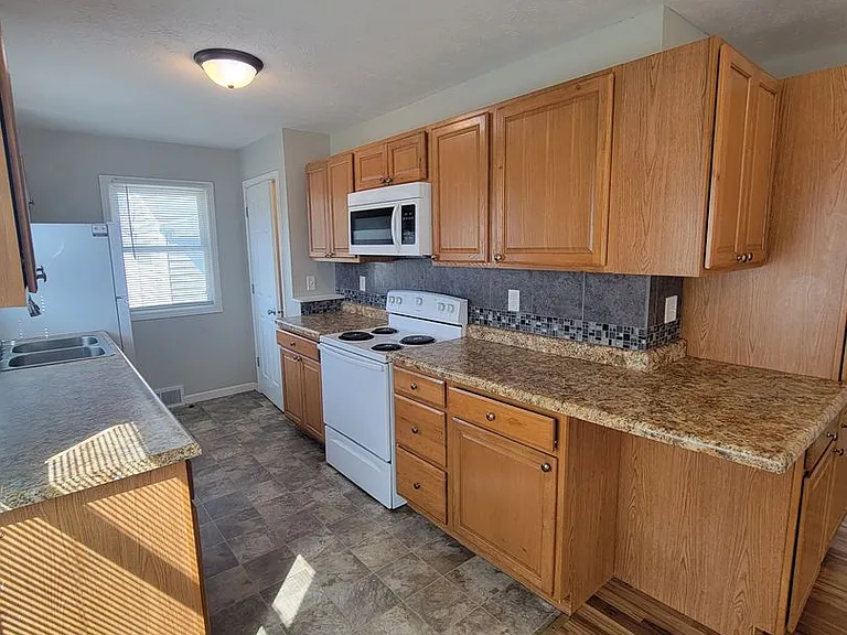 404 E Poplar St — Photo 4