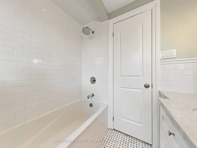 1612 Dundas St W #UPPER — Photo 9