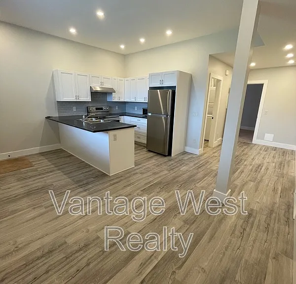 1414B Black Mountain Cres — Photo 4