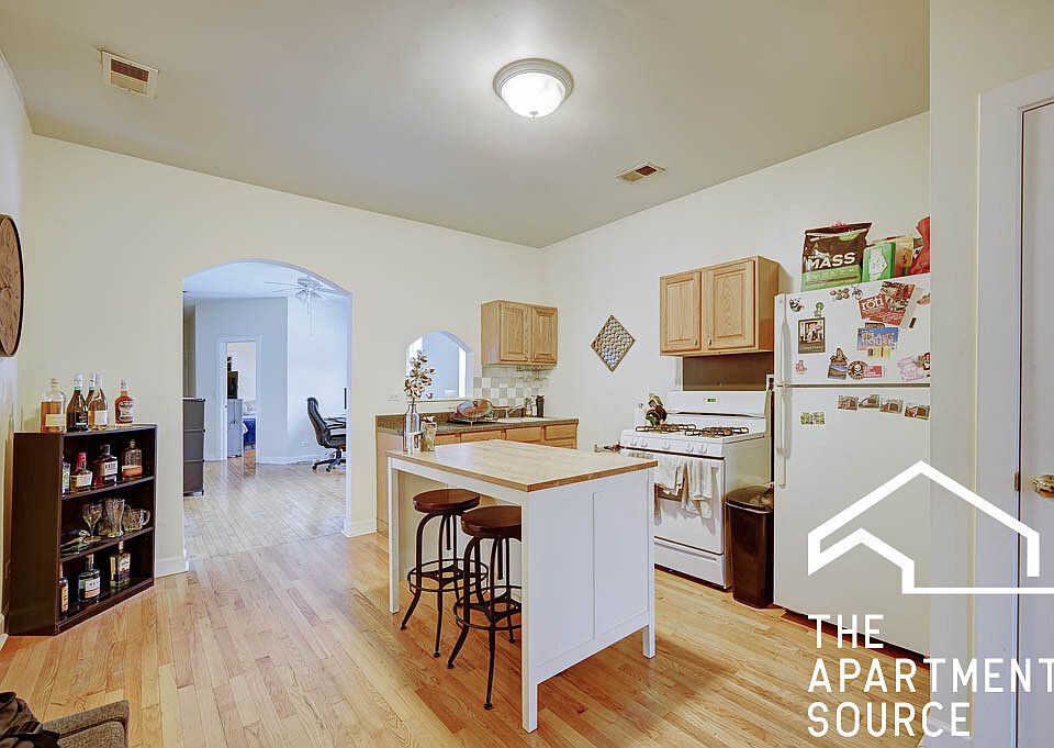 1st image of 882 N Marshfield Ave #3
