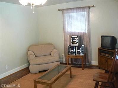 5th image of 908 Ross Ave