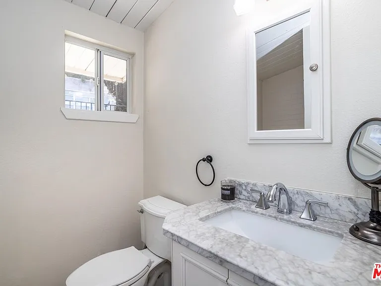 8876 Wonderland Ave — Photo 17