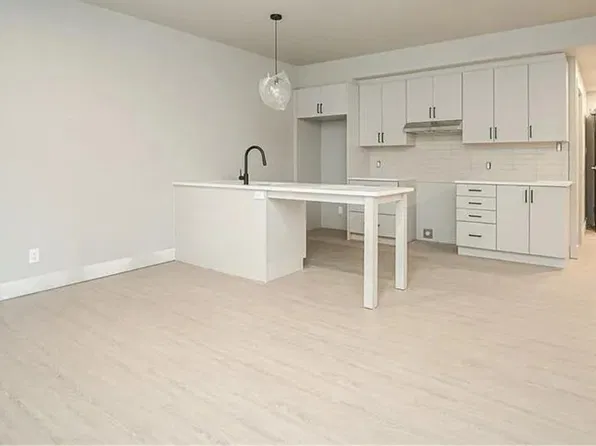 260 Armstrong St #302, Ottawa, ON K1Y 2W6