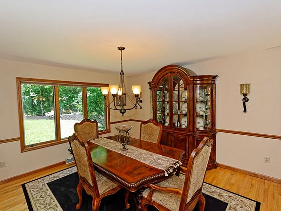 5th image of 12 Stratford Dr