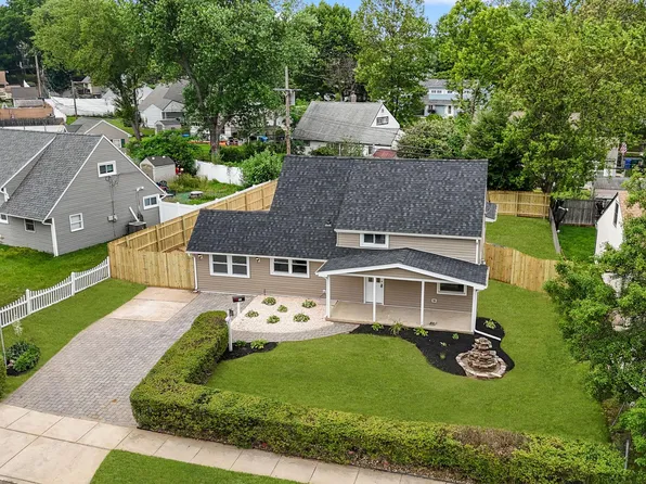 26 Redbrook Ln, Levittown, PA 19055